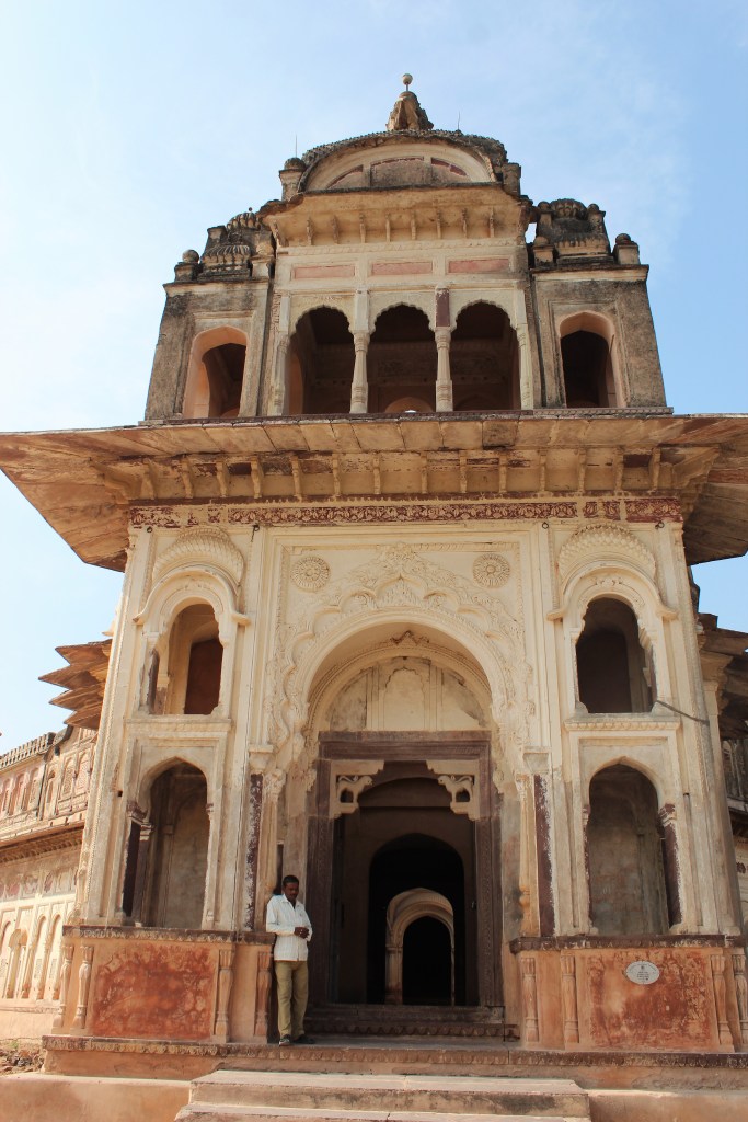 laxmi narayan mandir, owl in flight, orchha, madhya pradesh