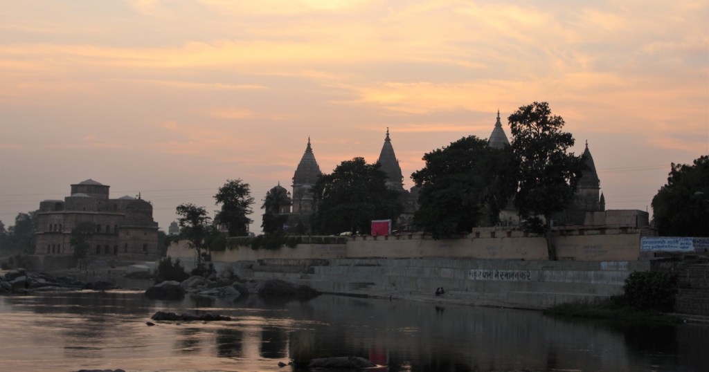 sun, sunset, warm, glow, river, betwa, shimmer, lover, goodbye, chhatri, orchha, madhya pradesh